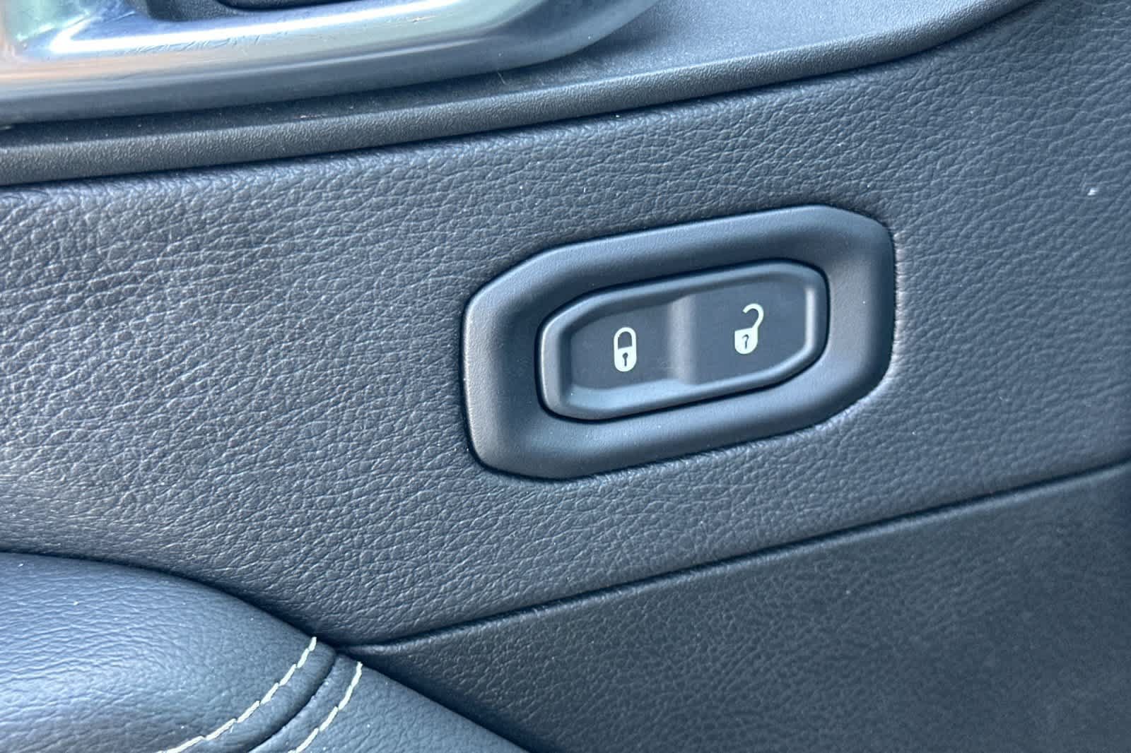 Used 2023 Jeep Wrangler Unlimited Sahara AWD/4WD image 14