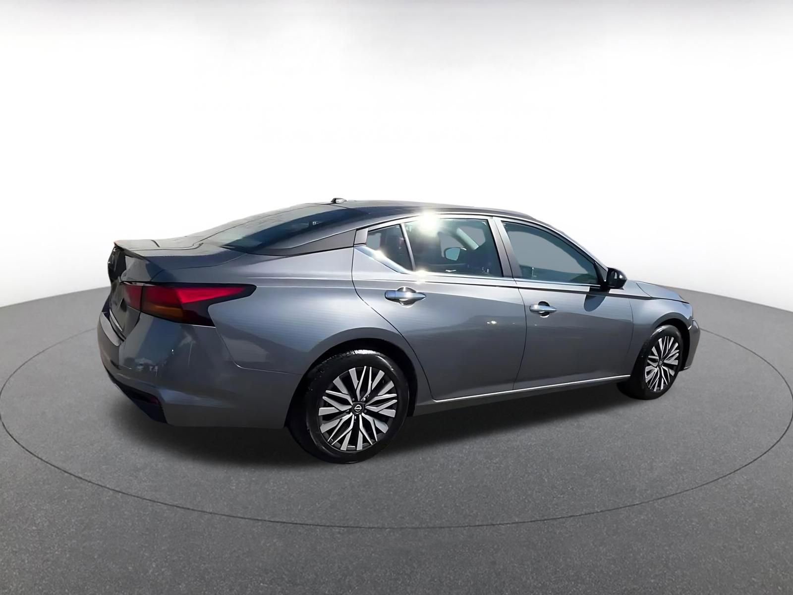 Used 2025 Nissan Altima 2.5 SV FWD image 15