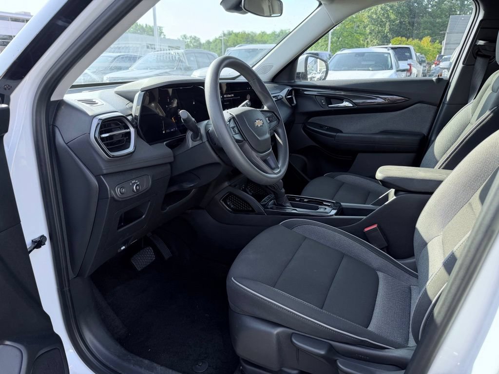 Used 2025 Chevrolet TrailBlazer LT AWD/4WD image 17