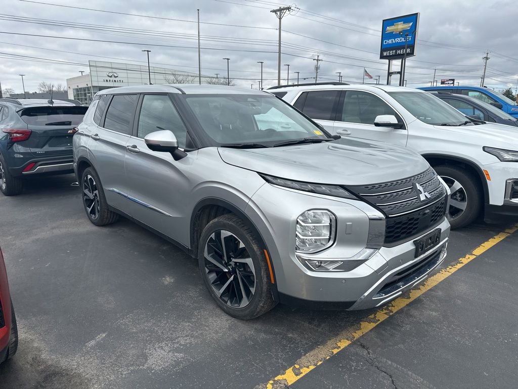 Used 2022 Mitsubishi Outlander SE image 1