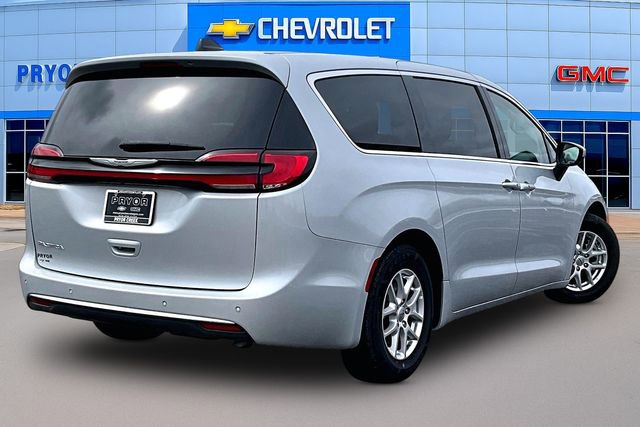 Used 2023 Chrysler Pacifica Touring-L image 5