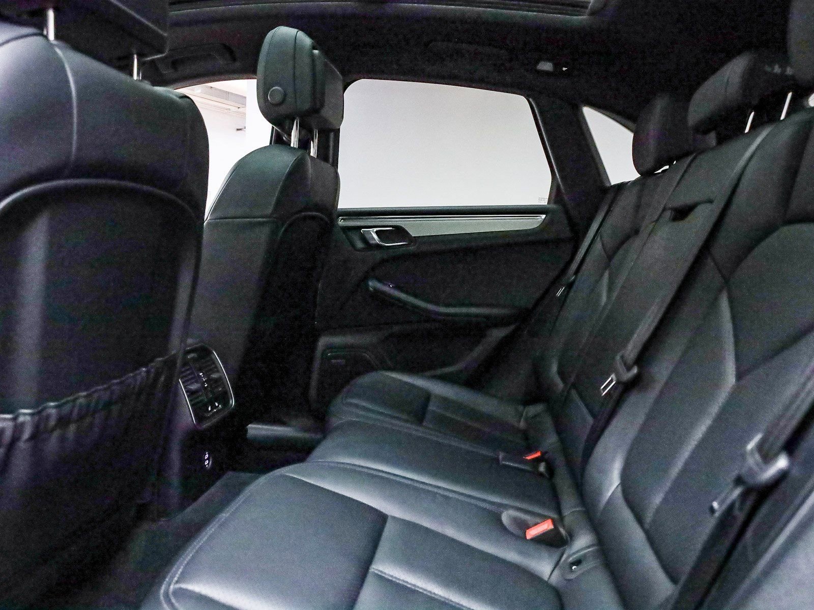 Certified 2025 Porsche Macan image 23