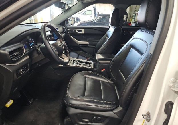 Used 2023 Ford Explorer XLT w/ Equipment Group 202A image 6