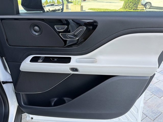 New 2026 Lincoln Aviator Reserve w/ Jet Appearance Package AWD/4WD image 17