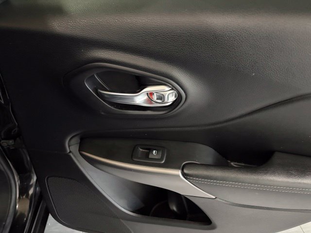 Used 2019 Jeep Cherokee Overland AWD/4WD image 12