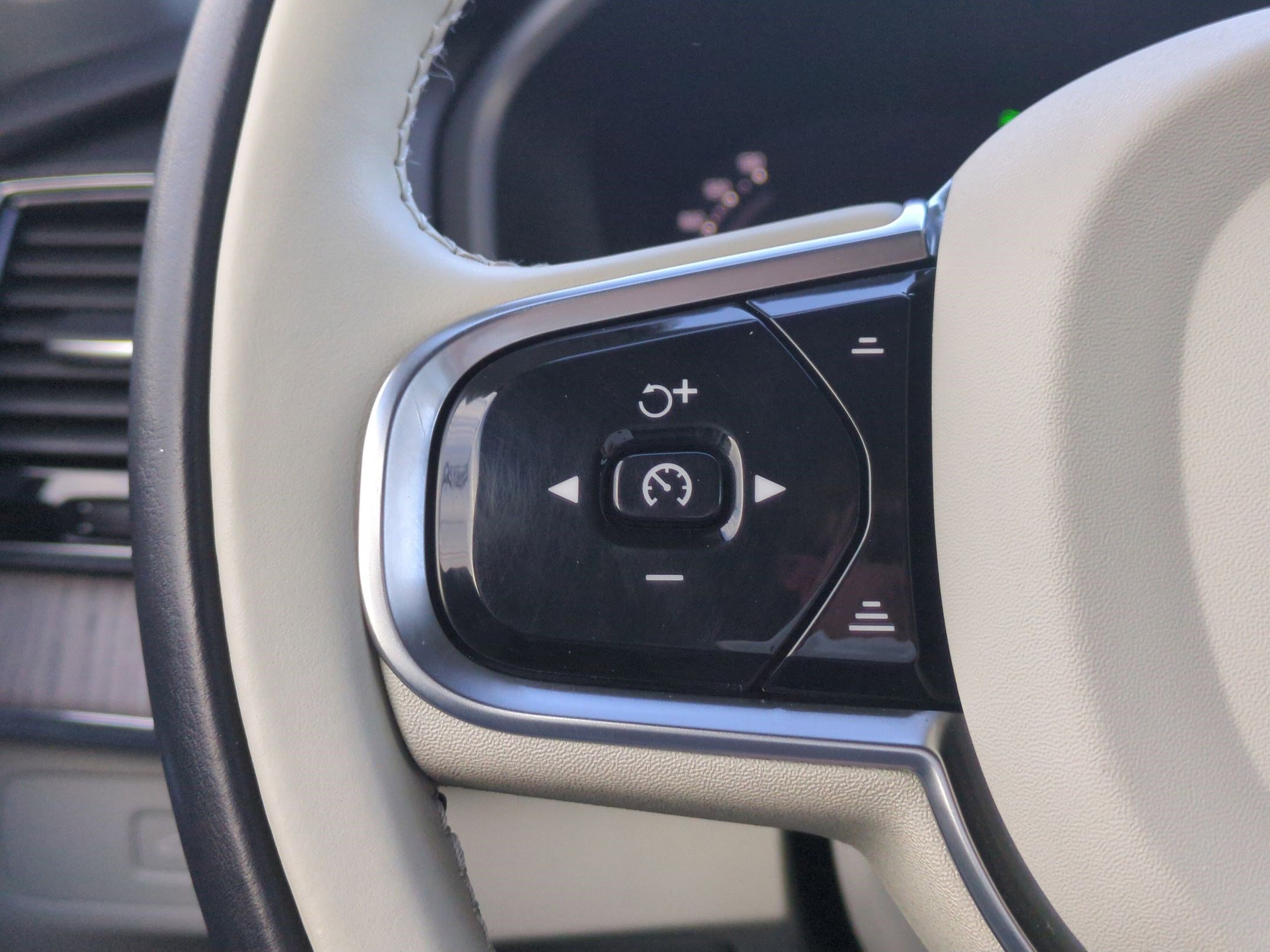 Used 2023 Volvo XC90 B6 Plus image 18