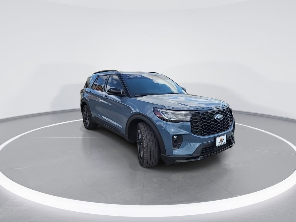Used 2025 Ford Explorer ST image 2