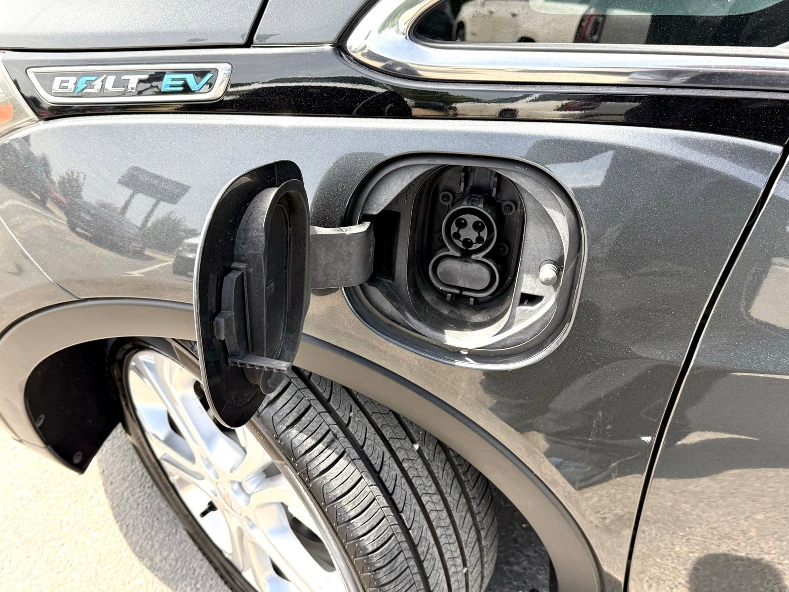 Used 2018 Chevrolet Bolt LT FWD image 5