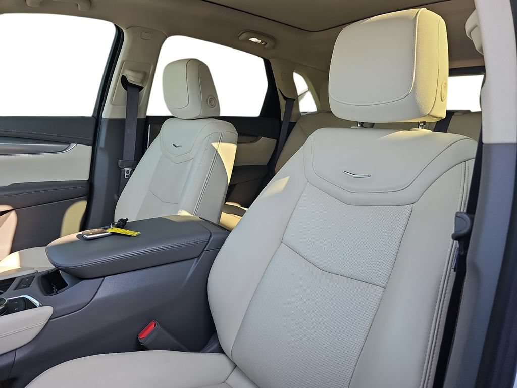 Used 2022 Cadillac XT5 Premium Luxury w/ LPO, Floor Liner Package FWD image 15