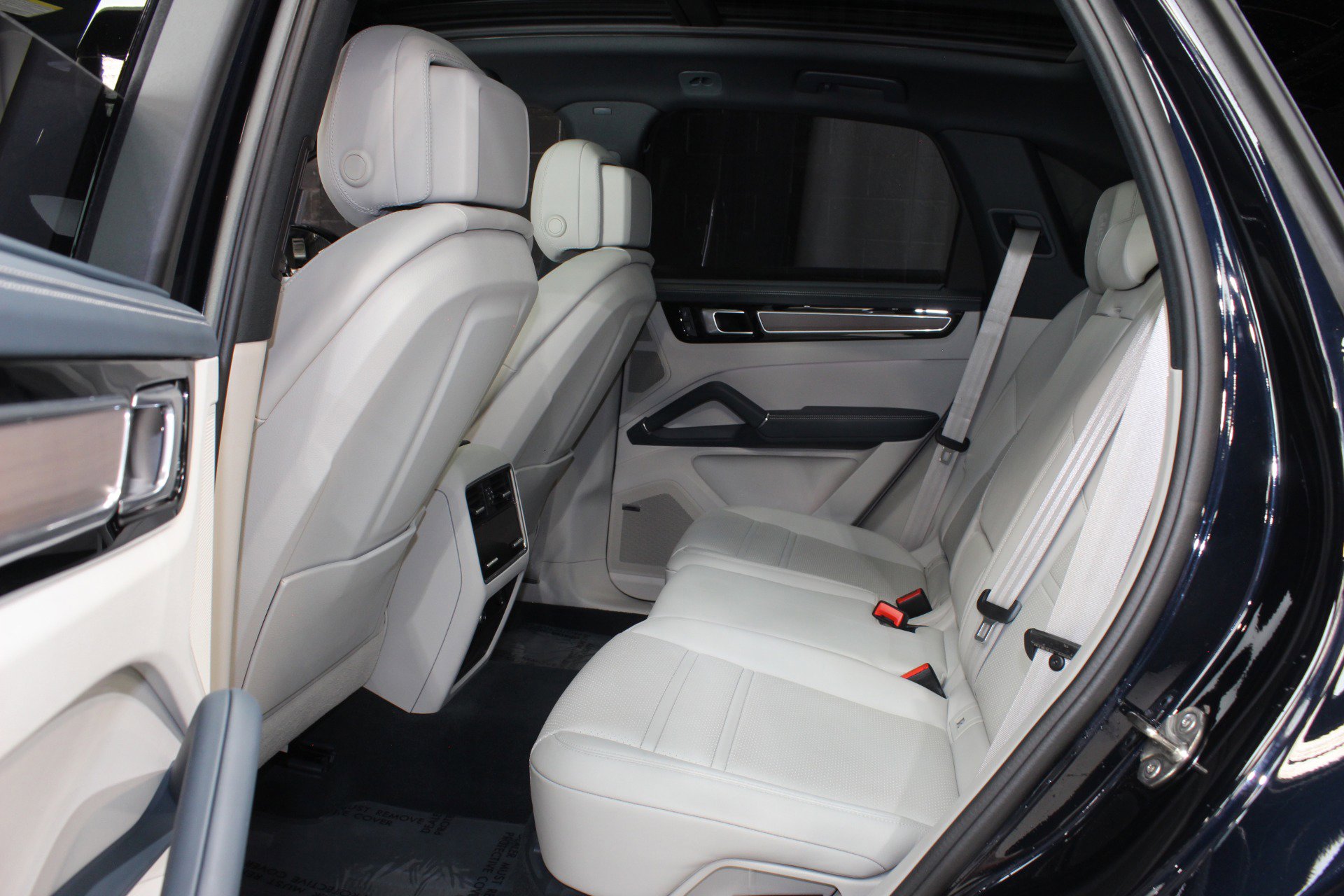 Used 2023 Porsche Cayenne Platinum Edition image 38