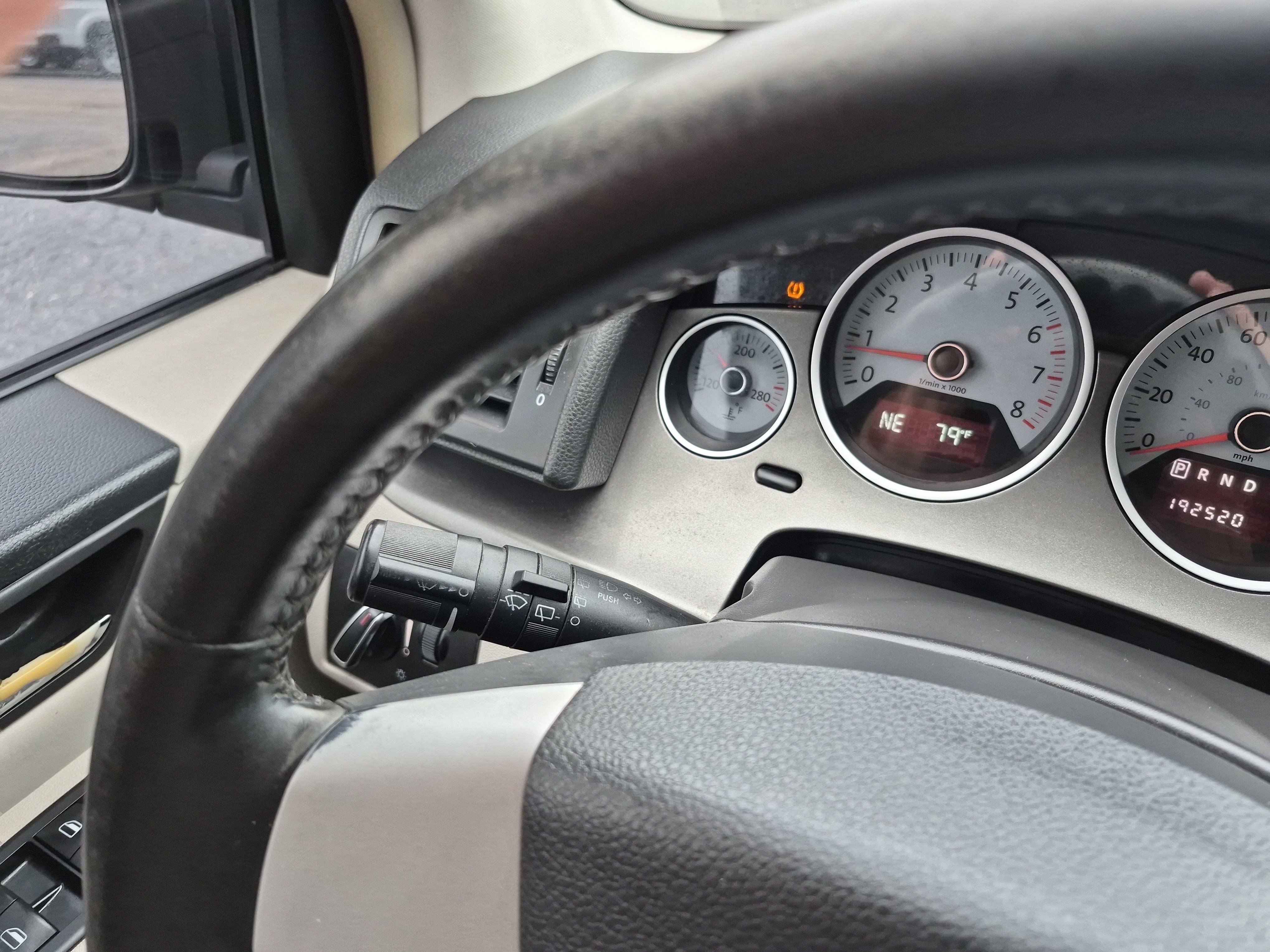 Used 2010 Volkswagen Routan SE FWD image 25