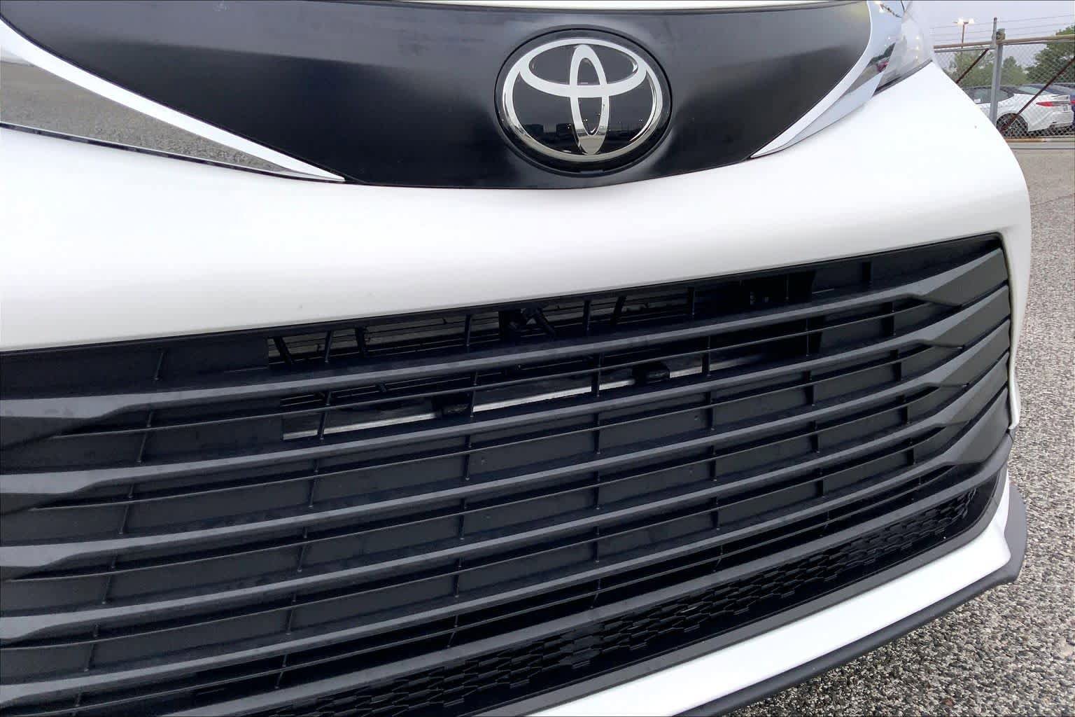 Used 2026 Toyota Sienna LE FWD image 29
