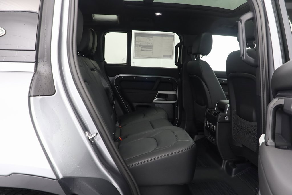 New 2024 Land Rover Defender 110 SE image 19