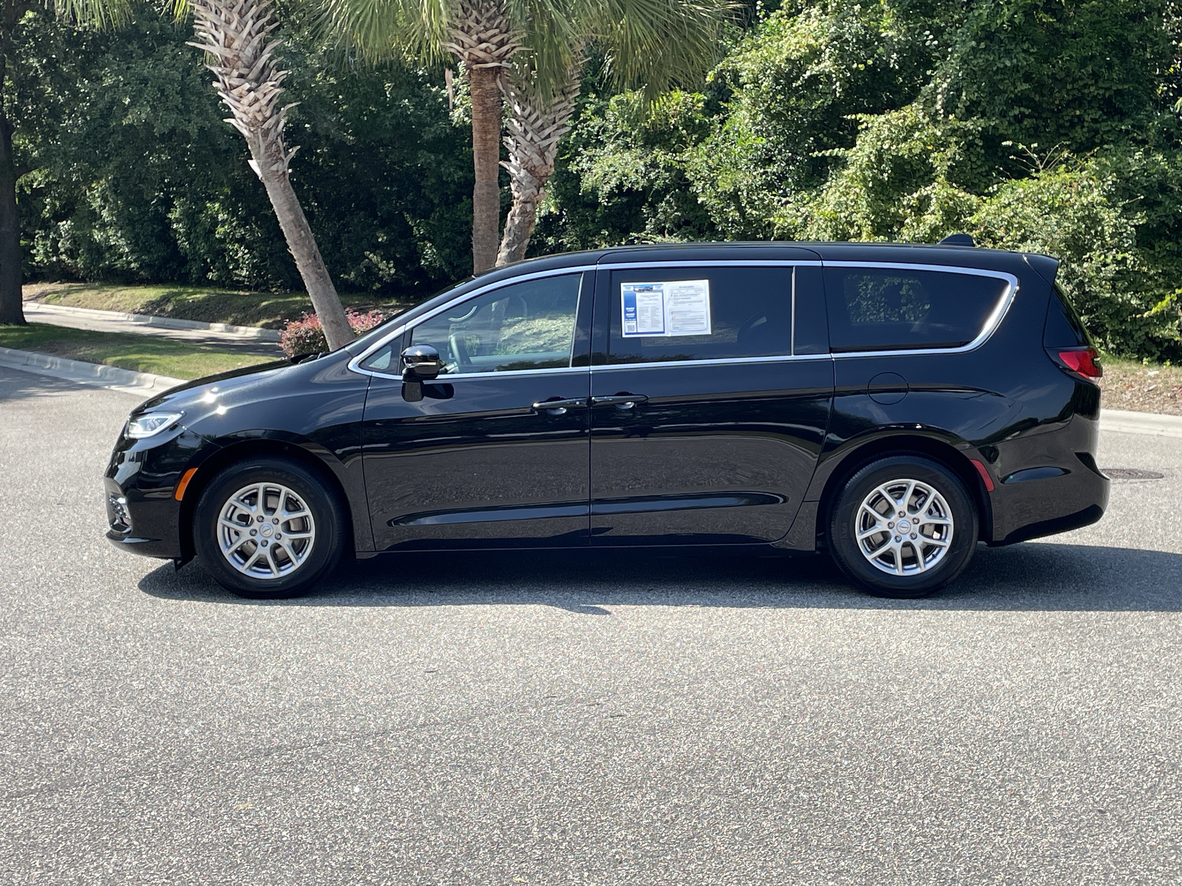 Used 2026 Chrysler Pacifica Select FWD image 6