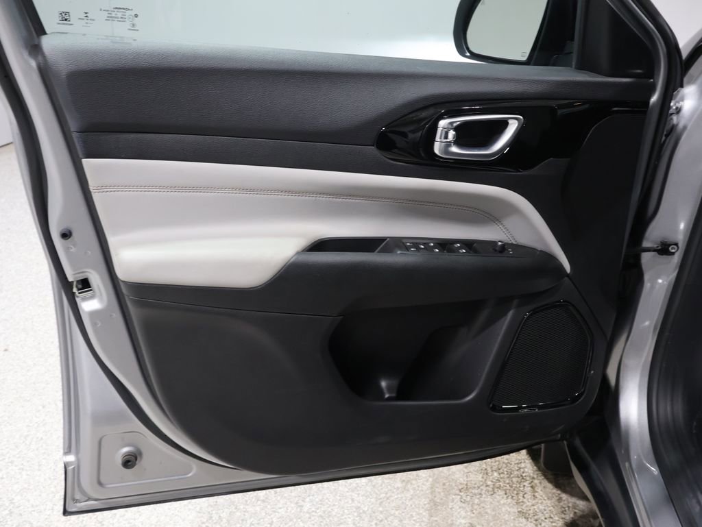 Used 2022 Jeep Compass Limited image 13