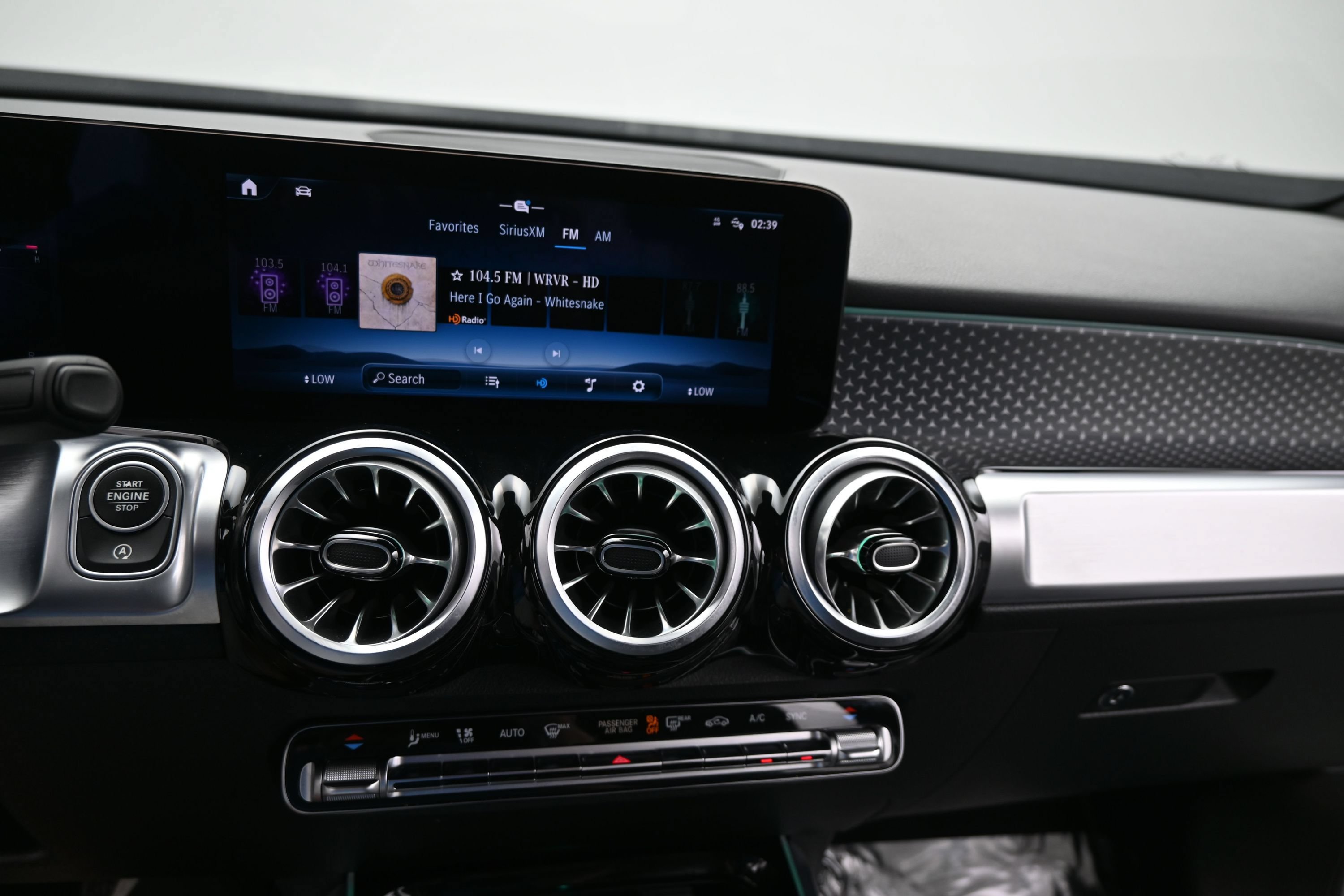 Used 2025 Mercedes-Benz GLB 250 4MATIC image 18