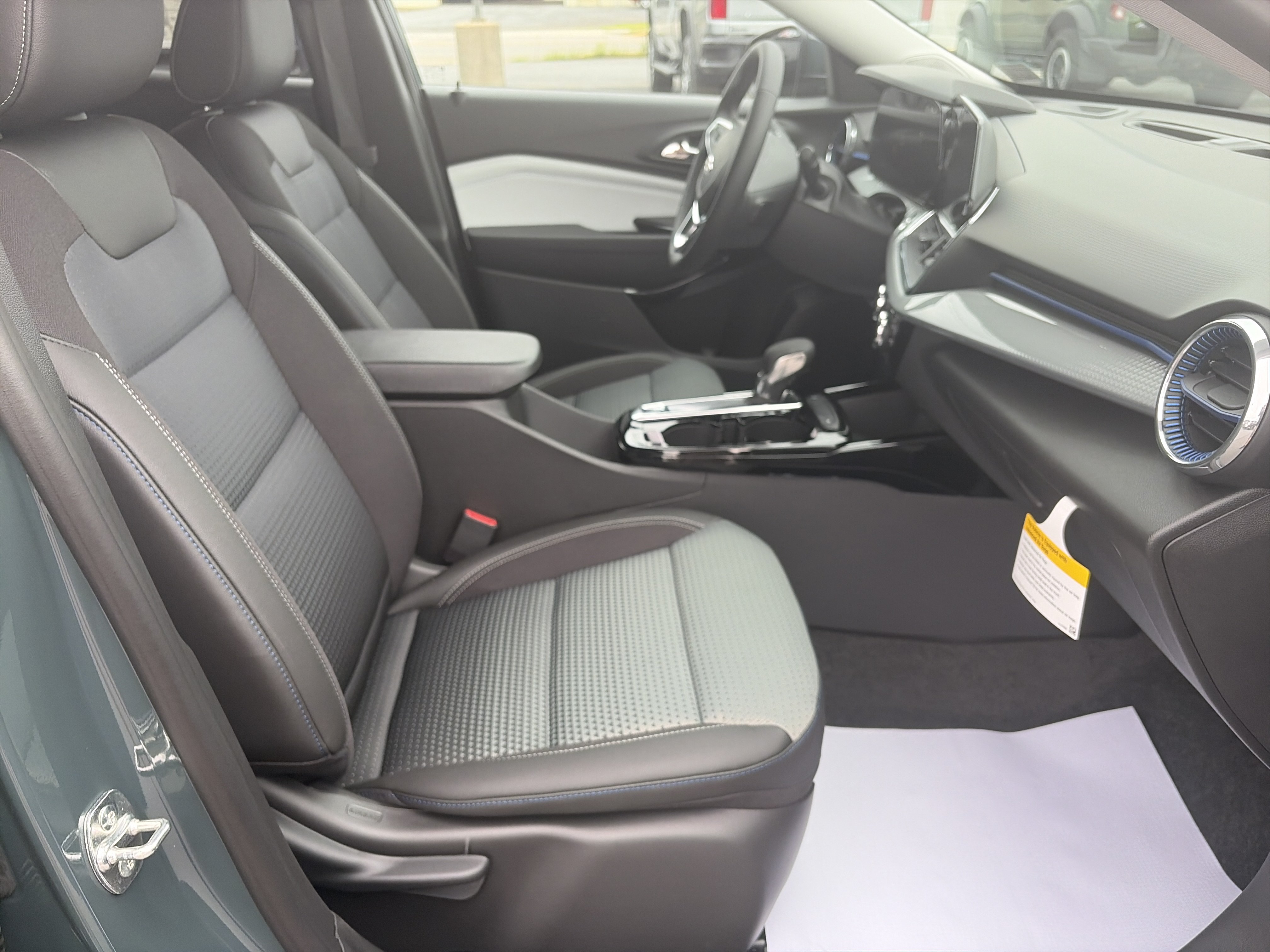 New 2026 Chevrolet Trax LT w/ LT Convenience Package FWD image 8