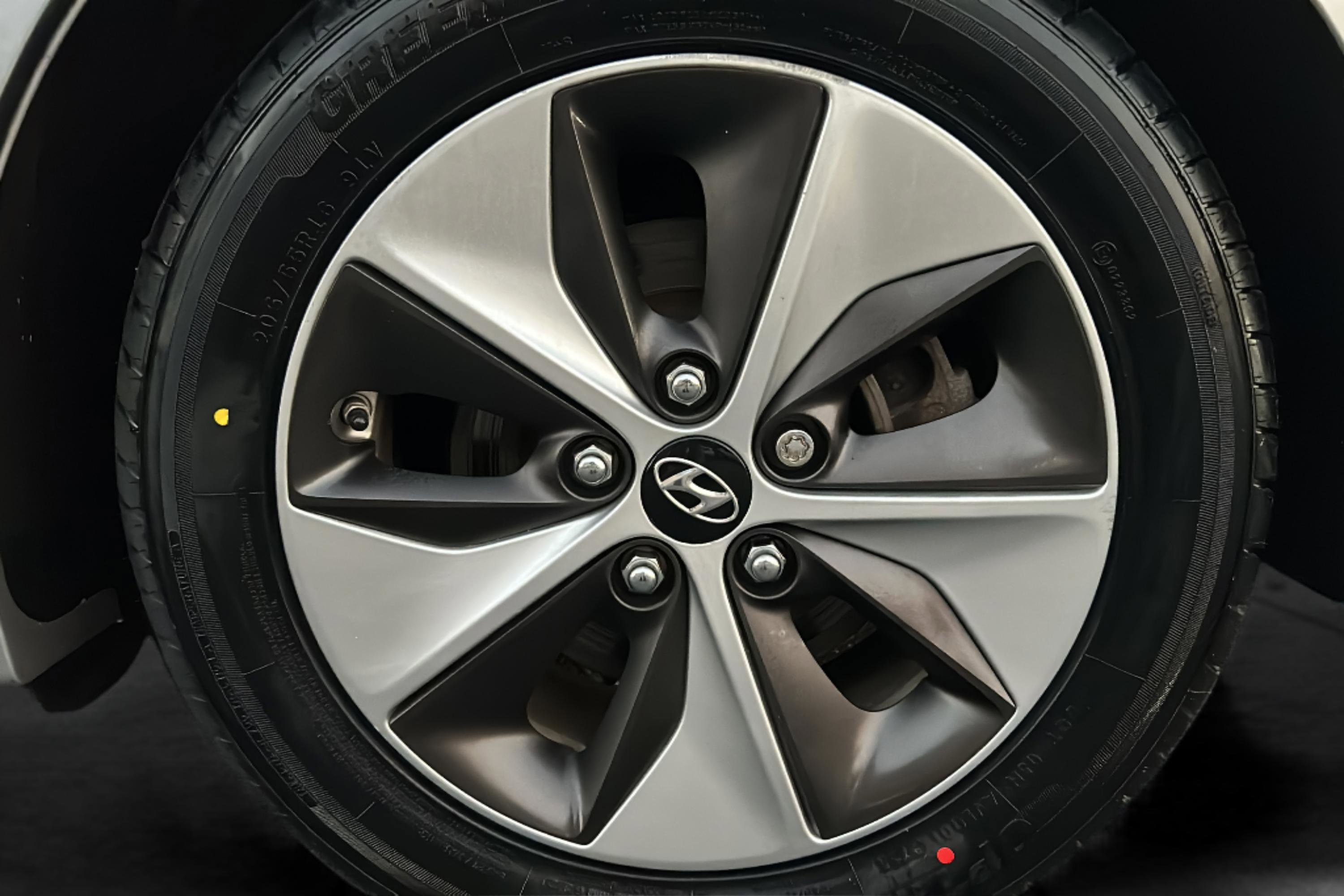 Used 2019 Hyundai Ioniq Electric FWD image 46