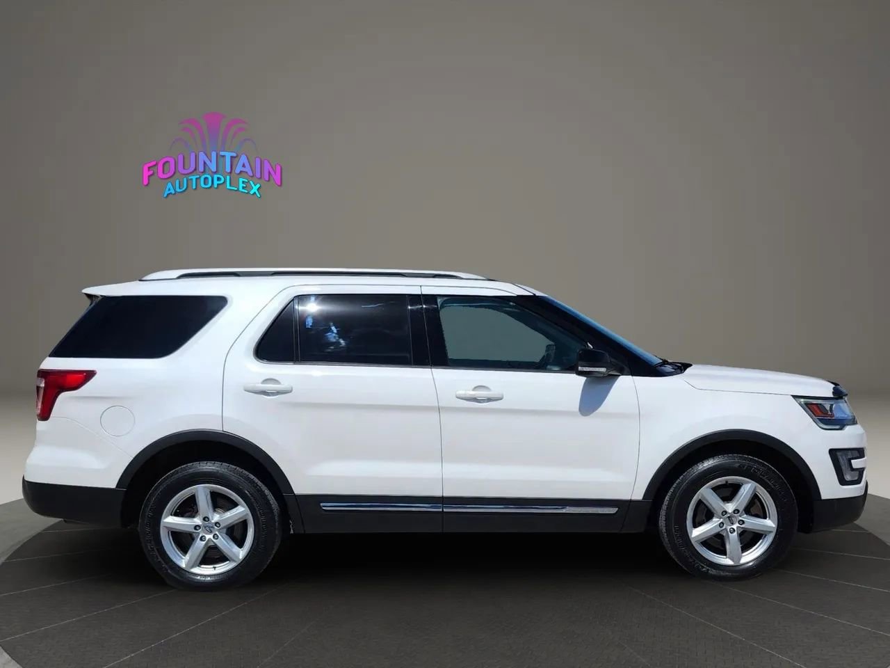 Used 2017 Ford Explorer XLT w/ Equipment Group 202A image 6
