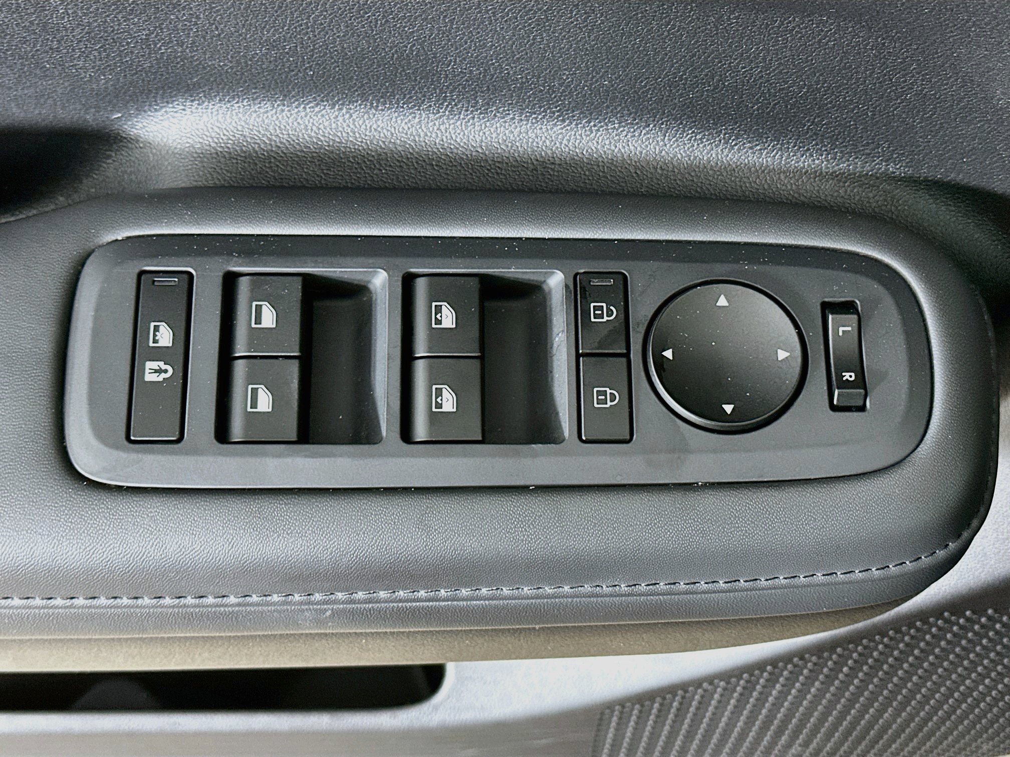 Used 2025 Hyundai Santa Fe SEL FWD image 15