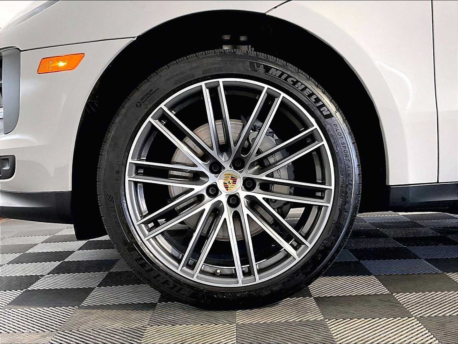 Certified 2021 Porsche Macan S AWD/4WD image 11