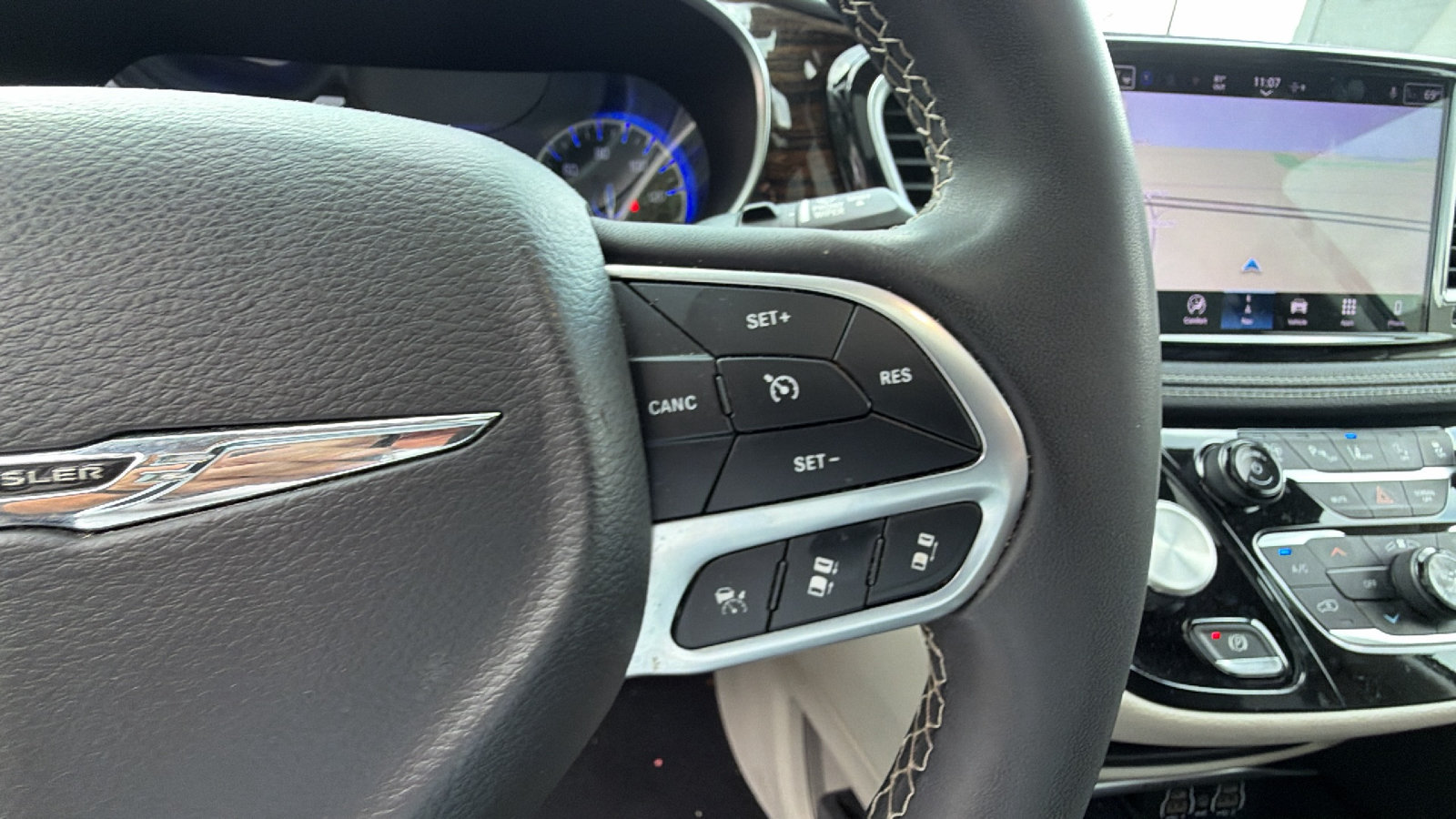 Used 2022 Chrysler Pacifica Limited FWD image 30