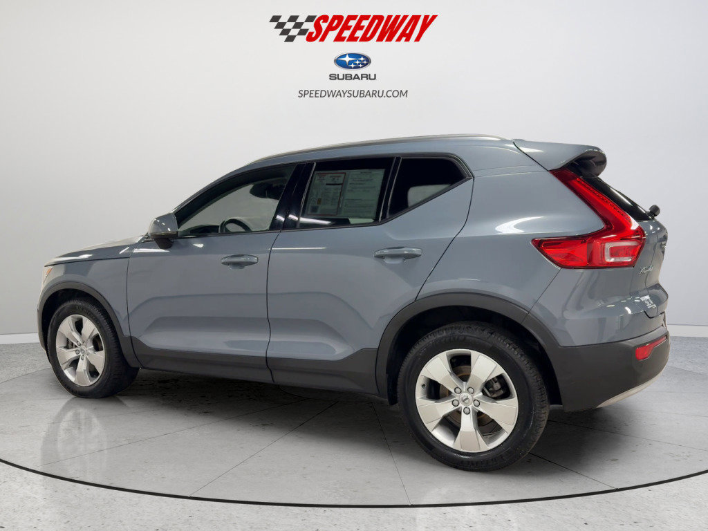 Used 2022 Volvo XC40 T5 Momentum image 6
