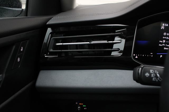 Used 2025 Volkswagen Jetta SE w/ Sunroof Package image 10