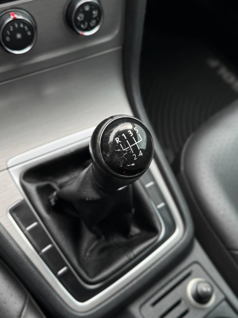 Used 2015 Volkswagen Golf S FWD image 31