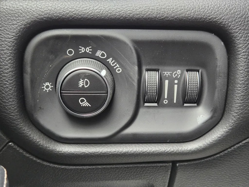 New 2026 RAM 1500 Laramie AWD/4WD image 13