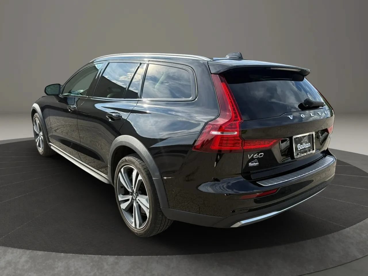 Used 2023 Volvo V60 B5 Cross Country Plus w/ Climate Package AWD/4WD image 10