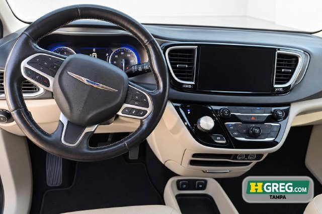 Used 2021 Chrysler Pacifica Touring-L FWD image 14