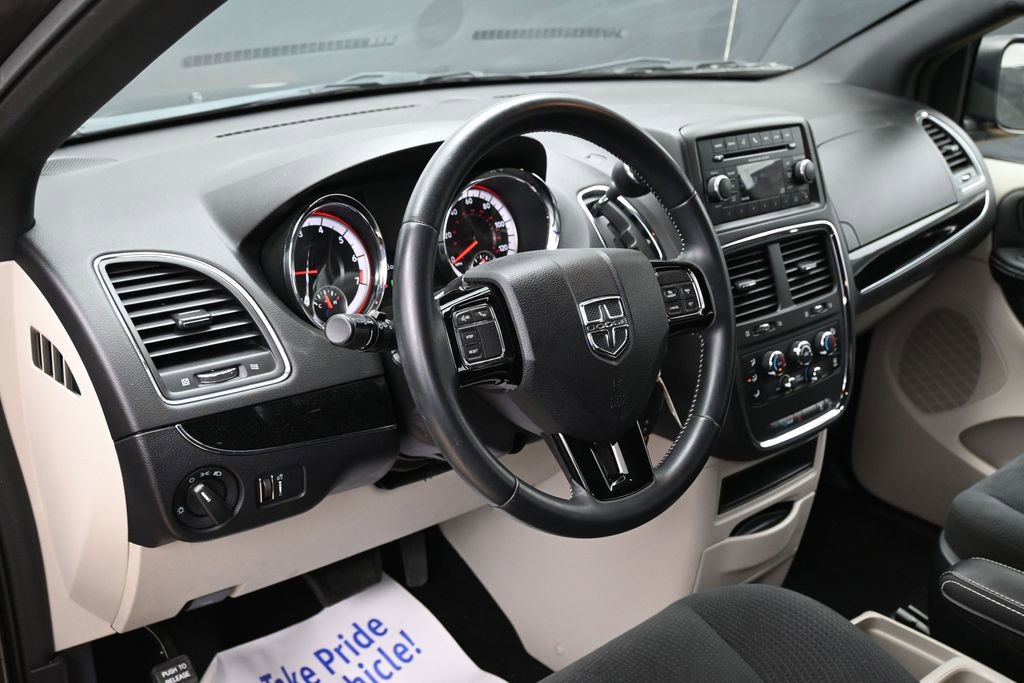 Used 2016 Dodge Grand Caravan SE FWD image 21
