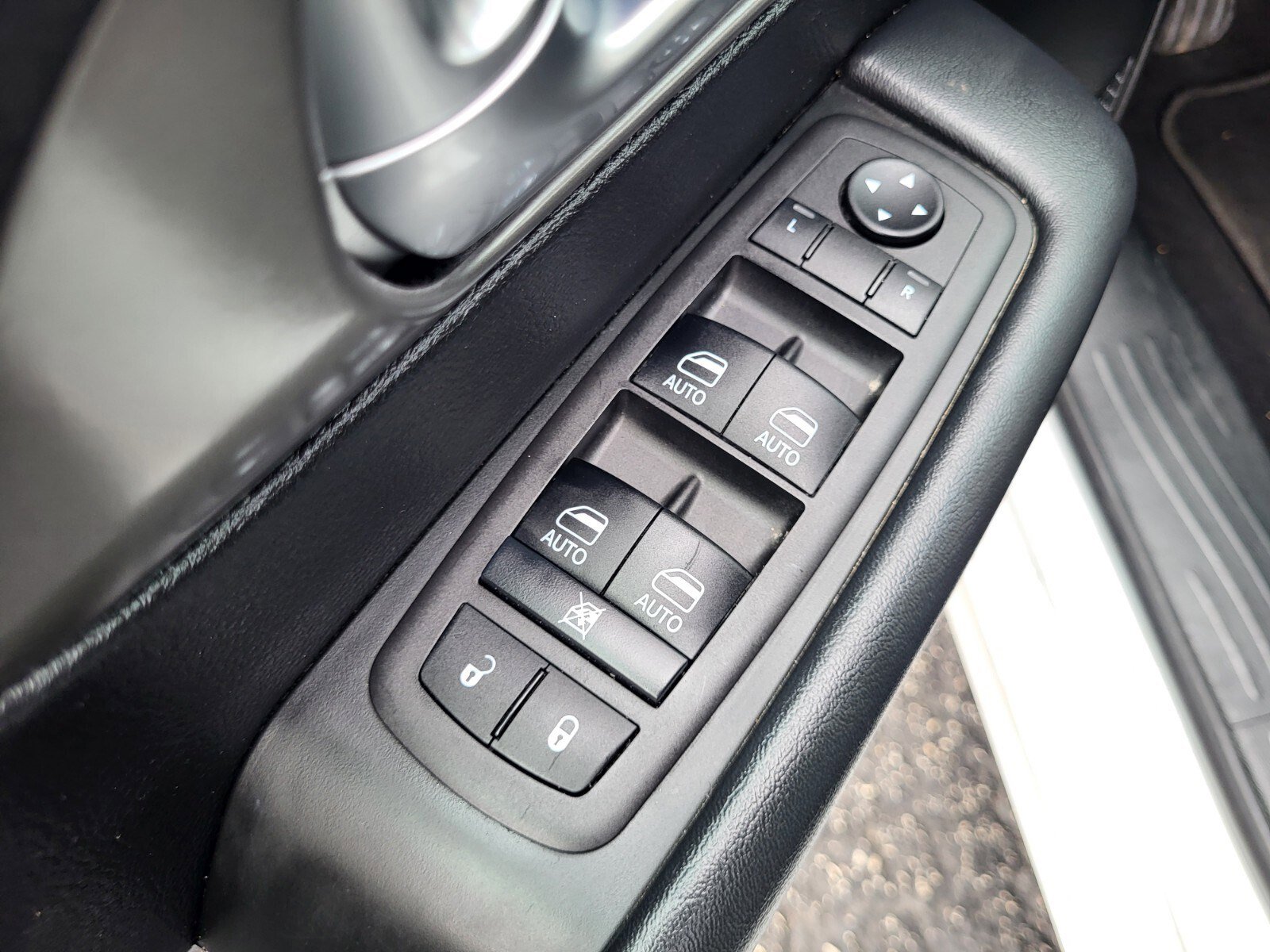 Used 2025 Chrysler Pacifica Select FWD image 18