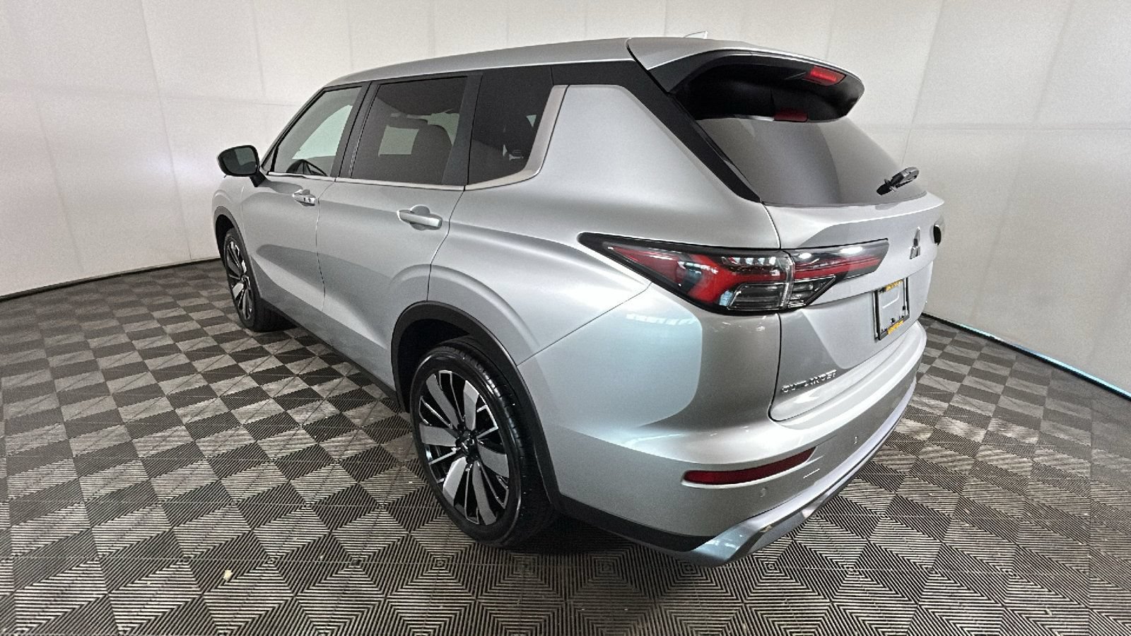 Used 2025 Mitsubishi Outlander SE AWD/4WD image 4