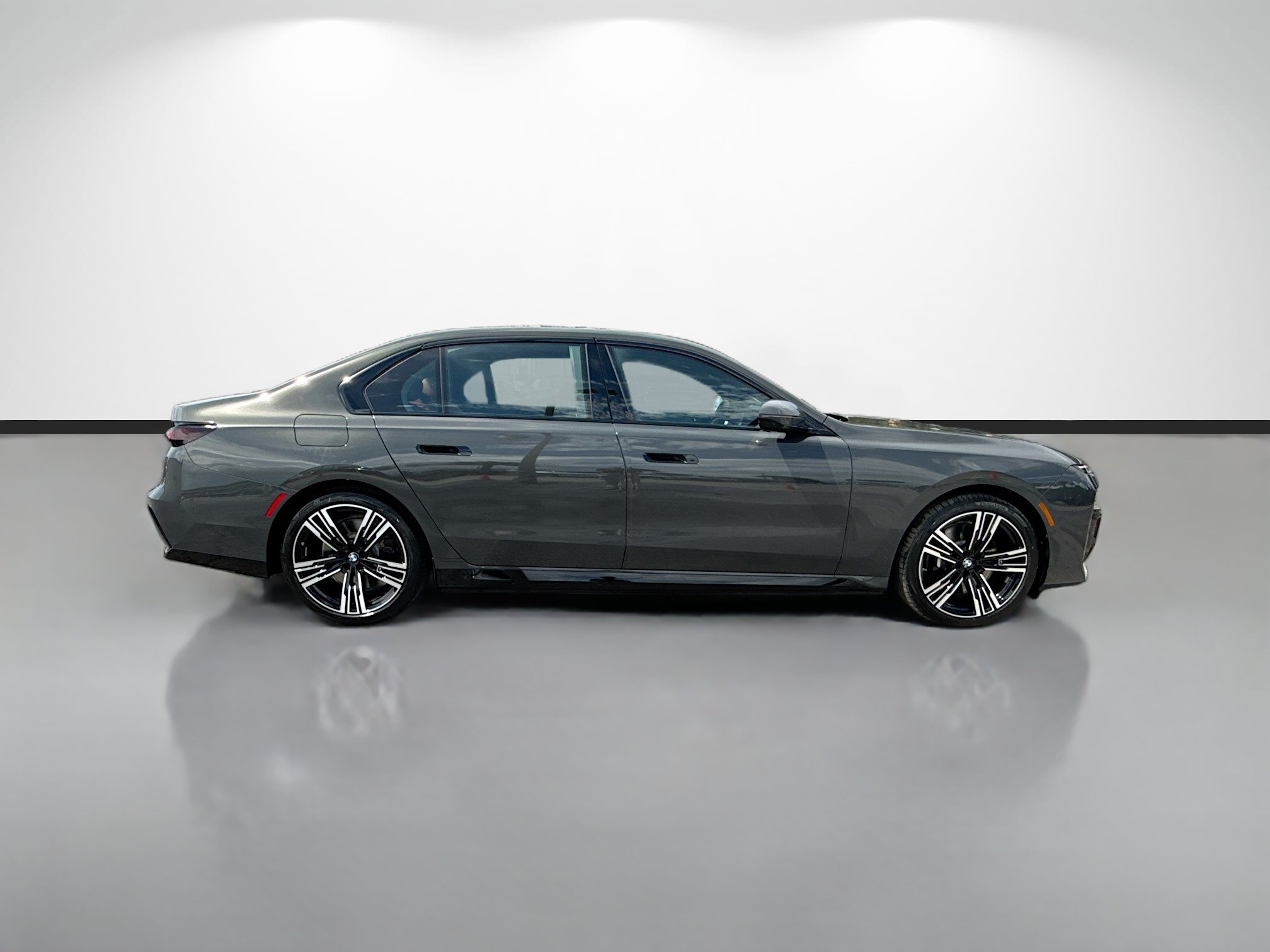 New 2026 BMW 750e xDrive AWD/4WD image 2