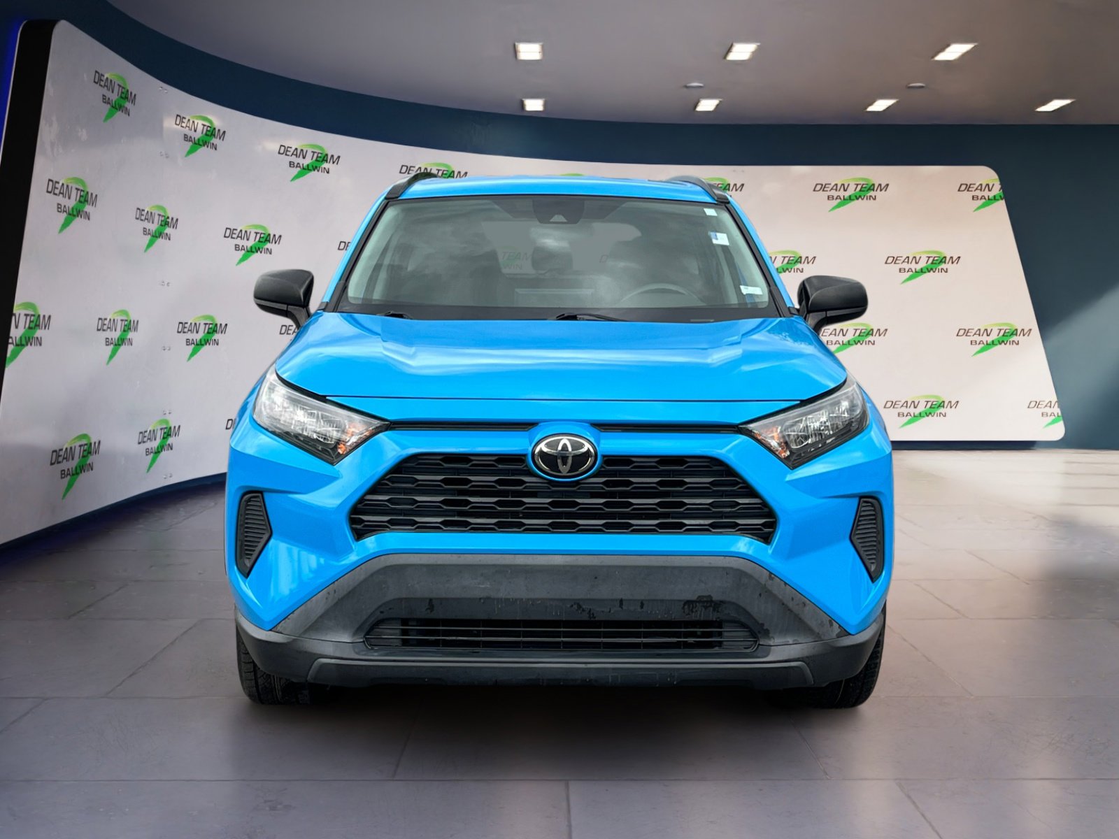 Used 2019 Toyota RAV4 LE FWD image 2