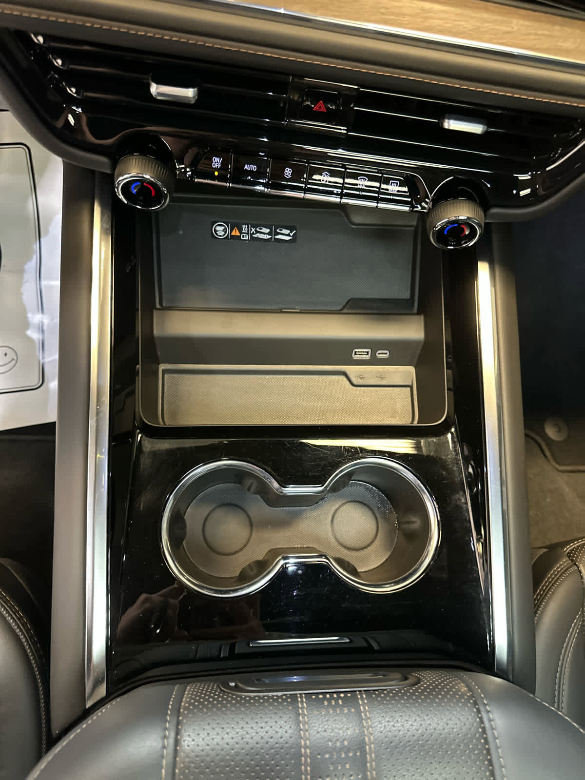 Used 2025 Chevrolet Suburban High Country image 26