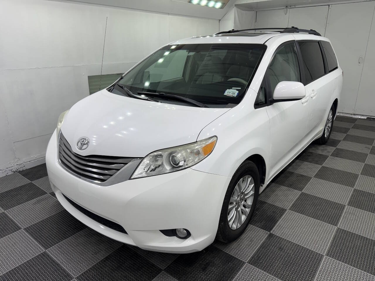 Used 2011 Toyota Sienna XLE FWD image 3