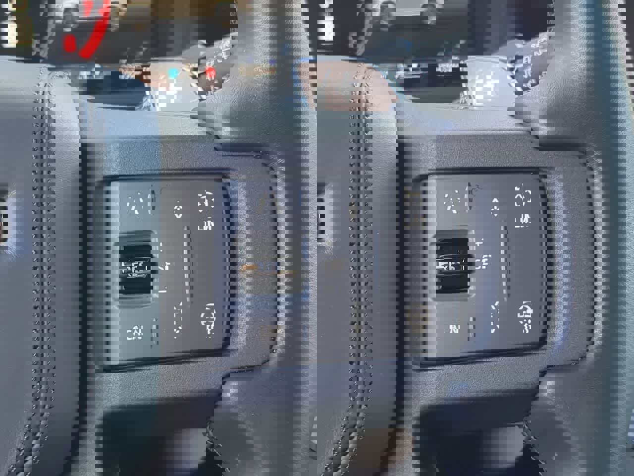 Used 2025 Land Rover Defender 110 image 27