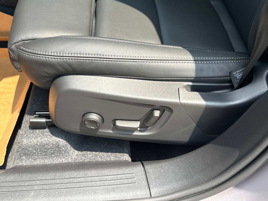 Used 2026 Volvo XC40 B5 Plus w/ Protection Package Premier image 19