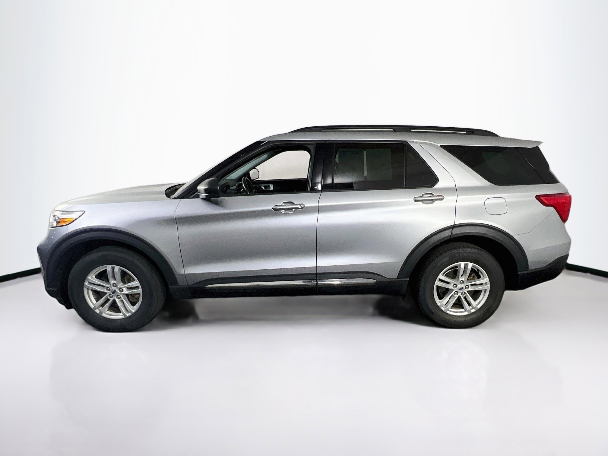 Used 2021 Ford Explorer XLT w/ Equipment Group 202A AWD/4WD image 8