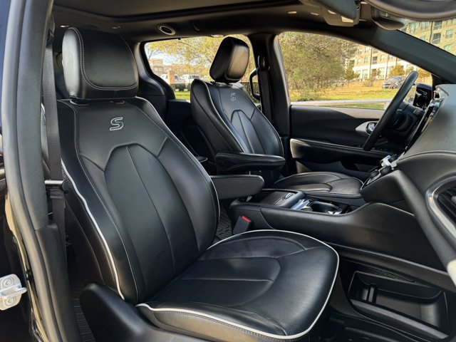 Used 2025 Chrysler Pacifica Limited FWD image 33