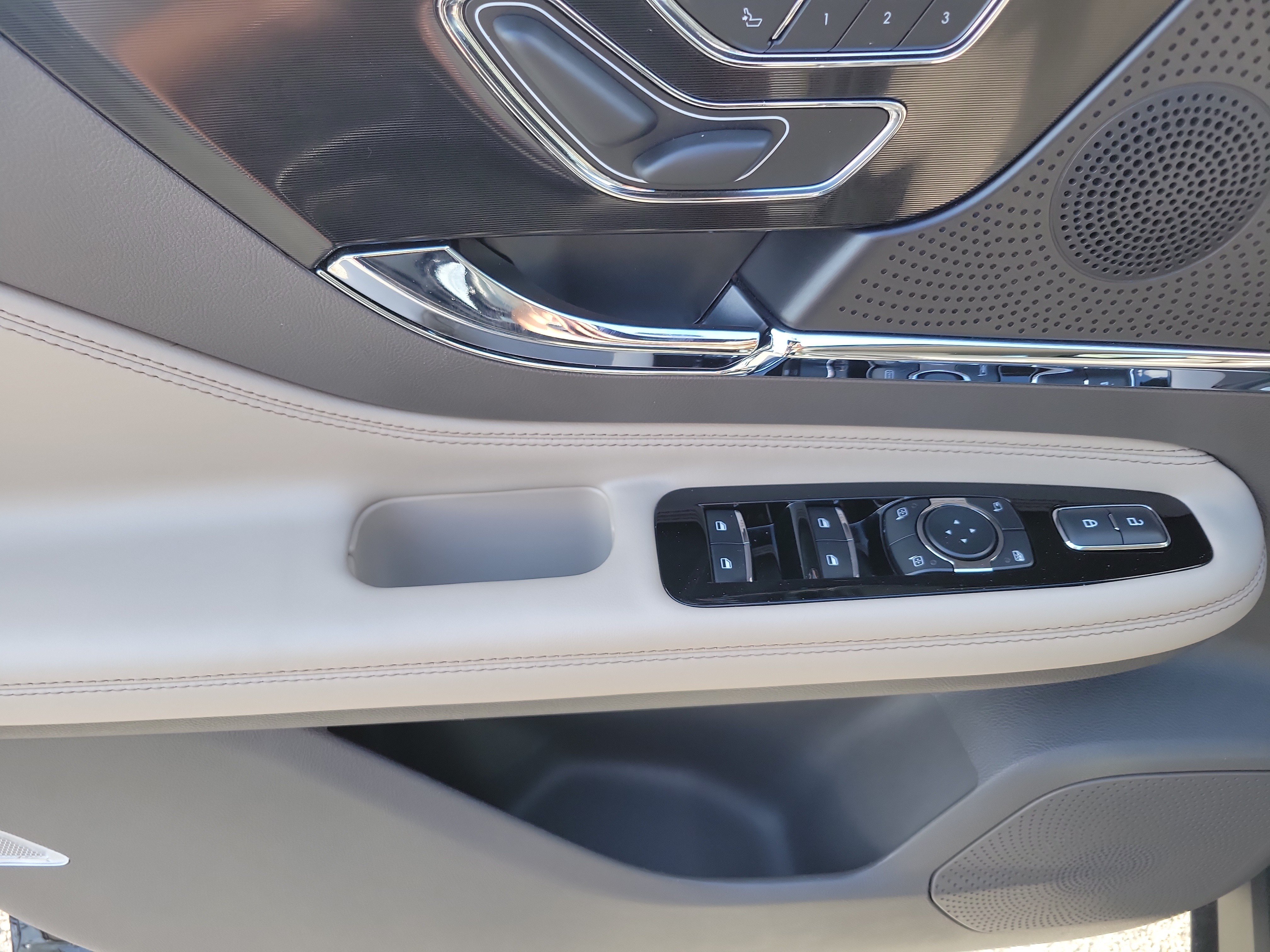 Certified 2023 Lincoln Corsair FWD image 12