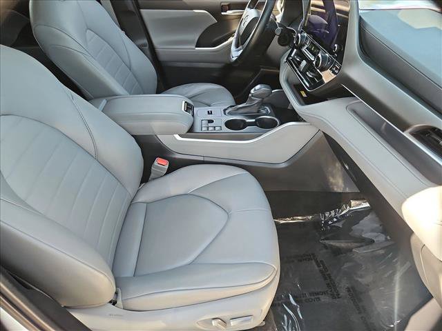 Used 2023 Toyota Highlander XLE AWD/4WD image 28