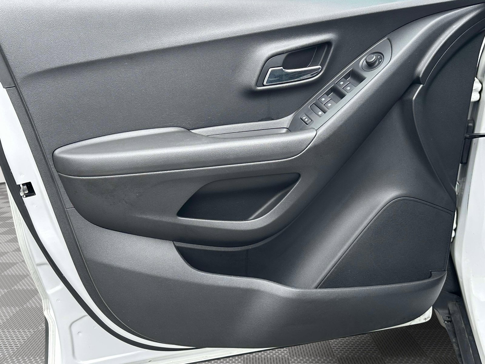 Used 2020 Chevrolet Trax LT w/ LT Convenience Package image 20