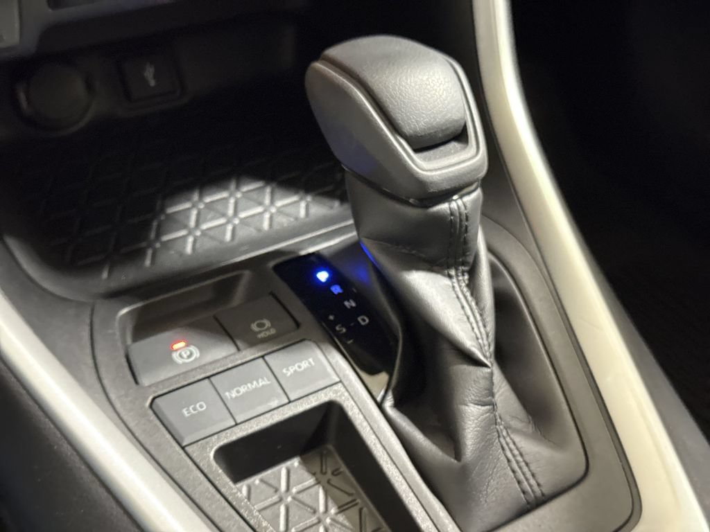 Used 2022 Toyota RAV4 LE FWD image 17