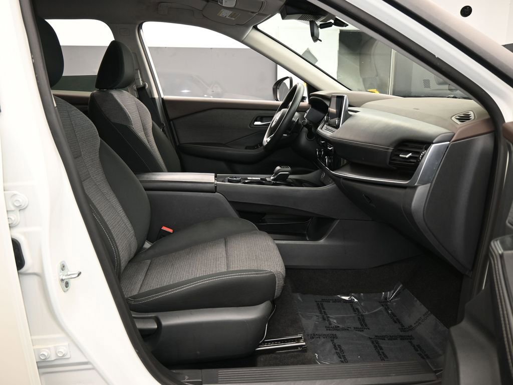 Used 2023 Nissan Rogue SV image 45