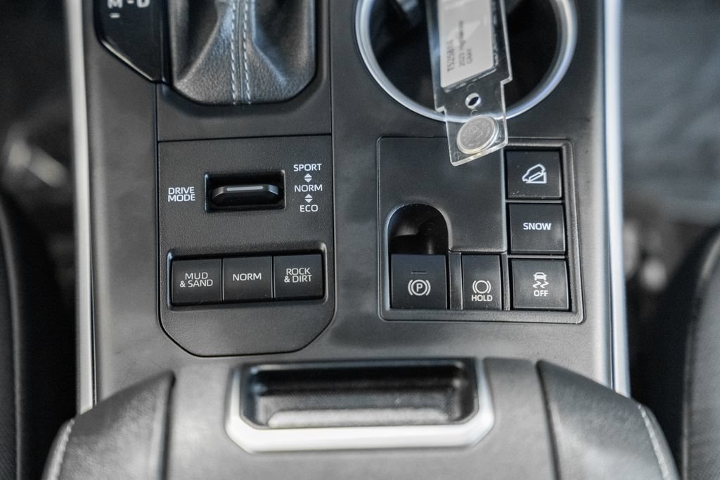 Used 2023 Toyota Highlander LE AWD/4WD image 25
