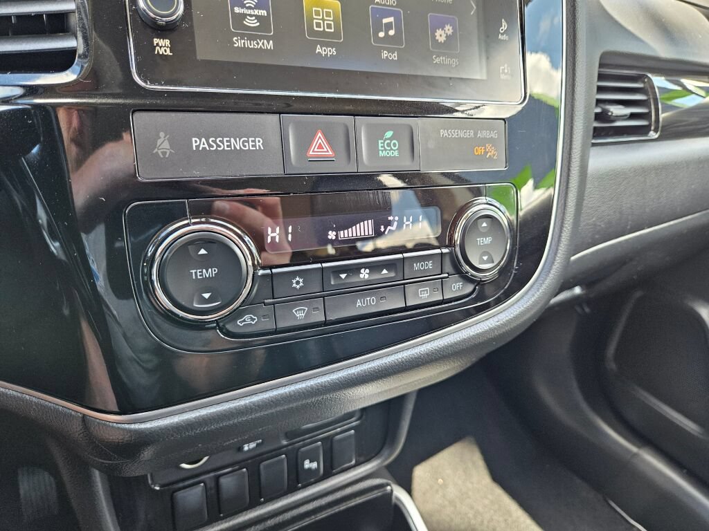 Used 2018 Mitsubishi Outlander SEL AWD/4WD image 26